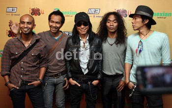 Kelima personil Slank hadir dalam acara peluncuran handphone Nexian terbarunya di Blitzmegaplex Grand Indonesia Jakarta, Kamis (26/7).