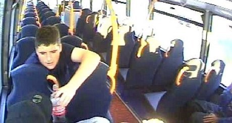 Astaga! Pria Ini Kedapatan Makan Kursi Penumpang di Dalam Bus Astaga! Pria Ini Kedapatan Makan Kursi Penumpang di Dalam Bus