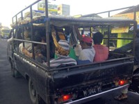 Dengan santainya bapak ini menikmati perjalanan dengan menyandarkan kepalanya di selendang yang diikatkan di ruas besi mobil pikap. Asoyyy (Foto Fahmi Anhar).