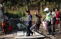 Walikota Bekasi Rachmat Effendi melintasi pagar yang dirobohkan massa. Kedatangan Rachmat Effendi untuk menenangkan massa.