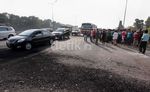 Massa Bakar Mobil Jasa Marga di Tol Jatibening