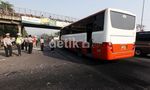 Massa Bakar Mobil Jasa Marga di Tol Jatibening