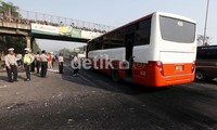 Polisi berusaha mengurai kemacetan akibat aksi tersebut.