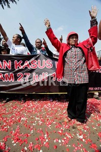 Mereka mendesak pemerintah menindaklanjuti kasus pengrusakan markas PDI tahun 1996 yang menewaskan sejumlah korban.