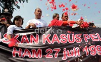 Para pendemo menaburkan bunga di depan Istana Merdeka, Jakarta.