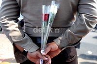 Tidak hanya pengendara, polisi yang berjaga pun juga mendapat bunga.