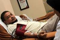 Seorang warga mendonorkan darahnya di kantor Palang Merah Indonesia (PMI) DKI Jakarta.