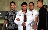 Fahd digiring dengan tangan diborgol. Ramses/detikcom.