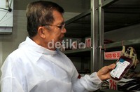 JK memeriksa persediaan darah.