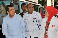 JK berbincang dengan Kepala UPDD PMI Jakarta dr Salimar Salim. Menurut JK persedian darah PMI Jakarta masih aman.