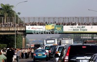 Aksi pembakaran mobil Jasa Marga mengundang perhatian pengendara yang melintas di jembatan di atas tol Jatibening. Mereka berhenti untuk menonton aksi protes menolak penutupan rest area Jatibening oleh PT Jasa Marga tersebut.