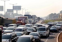 Penutup jalur tol di kedua arah mengakibatkan kemacetan panjang.