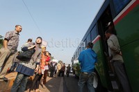 Aksi blokir jalan tersebut mengakibatkan para penumpang yang akan berangkat kerja terlantar.