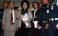 Usai pemeriksaan, tampak jelas wajah lelah Hartati. Pengusaha Berca Group ini sendiri diperiksa sebagai saksi untuk Gondo Sudjono, pegawai PT Hartati Inti Plantation yang tertangkap KPK beberapa waktu lalu. Ramses/detikcom.