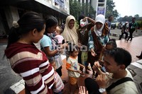 Mereka juga membawa anak balita untuk mengundang rasa iba.