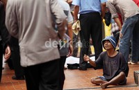 Mereka duduk di halaman masjid sambil memohon belas kasihan.