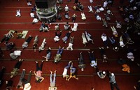 Banyak warga Jakarta yang mampir ke Masjid Istiqlal untuk salat dan tidur-tiduran.