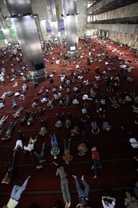 Puluhan umat Islam tidur sambil menunggu waktu berbuka puasa.