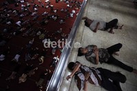 Pada siang hari di bulan Ramadan, masjid terbesar se-Asia Tenggara itu dimanfaatkan sebagian warga untuk beristirahat sambil menunggu buka puasa.