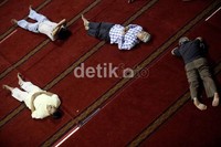 Empat orang warga tertidur pulas di masjid yang dibangun tahun 1951 tersebut. Selama bulan Ramadan, pengunjung di Masjid Istiqlal meningkat.