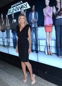 Dibalut dress hitam, Heidi bergaya seperti orang kantoran. Andrew H. Walker/Getty Images.