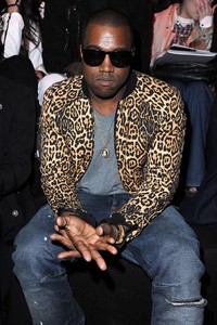 Motif leopard itu tidak hanya eksis di kalangan selebriti perempuan saja. Terbukti Kanye West mengenakan jaket bermotif leopard saat menghadiri Paris Fashion Week di Perancis pada 4 Maret 2011. Pascal Le Segretain/Getty Images.