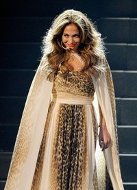 Jennifer Lopez tampil menggoda dengan kostum bercorak leopardnya saat tampil di American Music Awards 2011. Kevork Djansezian/Getty Images.