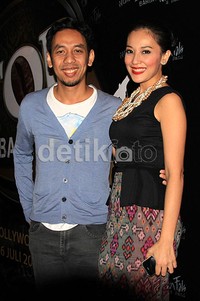 Kita merasa bahagia kalau sehat. Kalau nggak sehat percuma, ucap sang suami, Pongki Barata. (Herianto Batubara/detikHot).