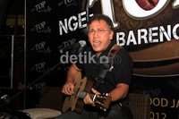 Minum dua kali sehari, kopi menjadi suatu kebutuhan bagi pelantun Bento itu. (Herianto Batubara/detikHot).