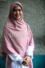 Manisnya Senyuman Oki Setiana Dewi