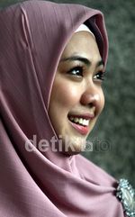 Manisnya Senyuman Oki Setiana Dewi