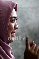 Manisnya Senyuman Oki Setiana Dewi