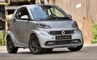 Hasil kerjasama Smart dan Brabus kali ini cukup unik. Selain berkelir titanium, unsur mewah lainnya terletak pada logo Brabus berwarna merah serta pelek bintang yang tak luput dari aksen merah sebagai penanda 10 tahun kerjasama antar kedua perusahaan. (dok Brabus)