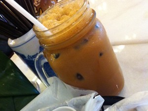 Asyiknya Mengudap Kopi Tarik Peng dan Mantau Srikaya