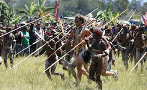 Seorang turis ikut larut dalam fetival budaya ini (pemudabaptis.blogspot.com) Seorang turis ikut larut dalam fetival budaya ini (pemudabaptis.blogspot.com)