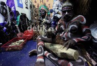 Papua menampilkan karya seni kerajinan tangan suku Asmat.