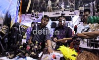 Pengunjung melihat-lihat karya seni kerajinan tangan suku Asmat.