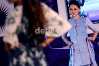 Seorang model, jalan berlenggak-lenggok dengan menggunakan tampilan  batik Garutan.