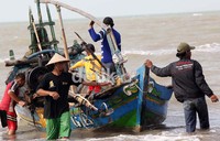 Bagi masyarakat yang ingin menyaksikan peristiwa langka tersebut dari dekat, mereka harus merogoh uang Rp 5 ribu per orang, untuk dapat menyewa kapal-kapal nelayan setempat.