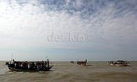 Puluhan nelayan, yang biasa mencari ikan di pantai yang terletak di ujung Karawang ini, mendapat rezeki tambahan dari banyaknya masyarakat sekitar yang ingin menyaksikan mamalia laut tersebut dari dekat.