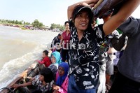 Warga tampak antusias menyaksikan mamalia laut tersebut dari dekat.