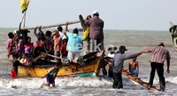Para nelayan setempat bisa mengantongi uang Rp 500 ribu hingga Rp 2 juta sehari, yang didapatnya dari penyewaan kapal.