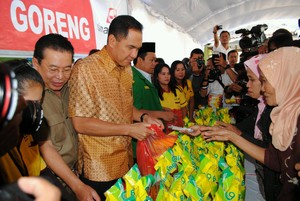 Buka Bazar Murah, Gita Wirjawan Jualan Minyak Goreng