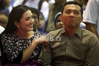 Ashanty tertawa saat menggoda suaminya Anang Hermansyah.