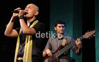 Iwan Abdie bernyanyi dengan penuh penghayatan.