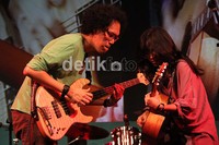 Musisi Jazz pasangan suami istri ini meskipun hanya tampil 15 menit mampu menghipnotis penonton untuk ikut melantunkan lagu yang dibawakan.
