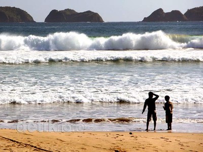 Mengunjungi Pantai Pulau Merah