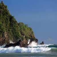 Pantai Pulau Merah, Keindahan di Kaki Tambang Emas Tumpang Pitu