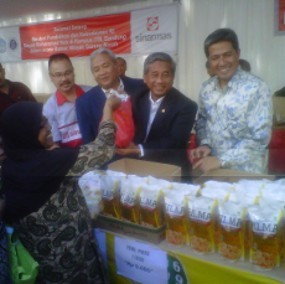 Mendikbud dan Rektor ITB Jadi Penjual Minyak Dadakan