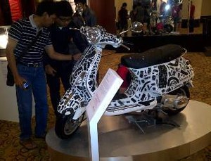 Lelang Vespa untuk Seniman Indonesia